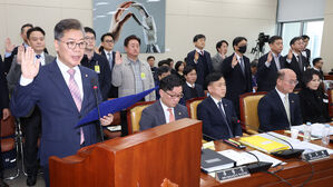 선서하는 김용빈 선관위 사무총장(사진=연합뉴스)