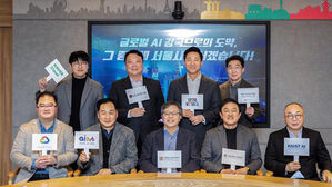 오세훈 서울시장이 6일 오후 서울시청 집무실에서 AI 전문가들과 미래 AI 산업 육성 전략과 인재 양성 방안 등을 논의한 후 기념 촬영하고 있다.(사진=서울시 제공, 연합뉴스)