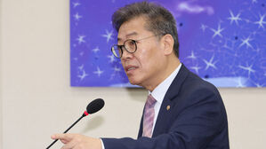 답변하는 김용빈 선관위 사무총장(사진=연합뉴스)