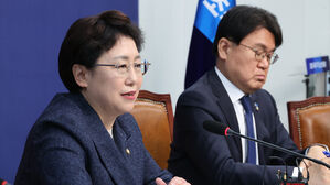 답변하는 김선민 대표 권한대행(사진=연합뉴스)