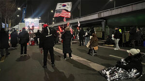8일 새벽 서울 용산구 한남동 대통령 관저 인근 볼보빌딩 앞에서 윤석열 대통령 지지자들이 윤 대통령의 조속한 석방을 요구하며 밤샘 시위를 벌이고 있다.