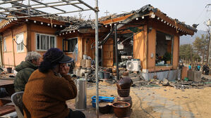 7일 오후 경기도 포천시 이동면 노곡리 공군 전투기 오폭 사고 현장에서 피해 주민들이 파손된 집을 바라보고 있다.