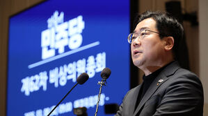 더불어민주당 박찬대 원내대표가 8일 서울 여의도 국회에서 열린 비상 의원총회에서 발언하고 있다.