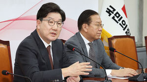 윤석열 대통령의 석방이 알려진 7일 국민의힘 권영세 비상대책위원장(오른쪽)과 권성동 원내대표가 서울 여의도 국회에서 긴급 기자회견을 하고 있다.