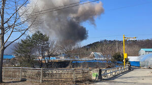 6일 경기도 포천시 이동면 노곡리에서 공군 전투기 민가 오폭 사고가 발생해 사고 현장에서 연기가 피어오르고 있다. (사진=독자 제공, 연합뉴스)