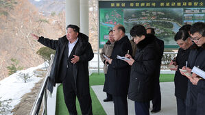 김정은 북한 국무위원장이 함경북도 경성군의 온천 휴양소인 온포휴양소 신설공사 현장을 시찰했다고 조선중앙통신이 8일 보도했다.