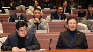 더불어민주당 이재명 대표와 박찬대 원내대표가 8일 서울 여의도 국회에서 열린 비상 의원총회에 참석해 있다.