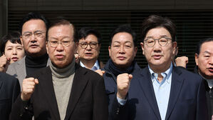 8일 서울 대검찰청 앞에서 열린 국민의힘 비상의원총회.