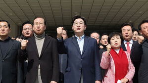 국민의힘 권영세 비상대책위원장과 권성동 원내대표 등 의원들이 8일 서울 대검찰청 앞에서 비상의원총회를 열고 윤석열 대통령의 석방을 촉구하고 있다.