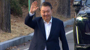 [속보] 윤 대통령, 구치소 정문 걸어나와 지지자들에 인사