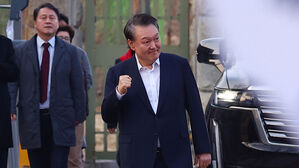 지지자 향해 '주먹 불끈'&hellip;윤 대통령, 체포 52일 만에 석방