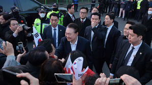 윤 대통령, 한남동 관저 앞서 5분간 지지자들과 악수