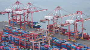 2일 오후 국내 최대 무역항인 부산항 감만&middot;신감만 부두에서 컨테이너 선적 및 하역작업이 진행되고 있다.