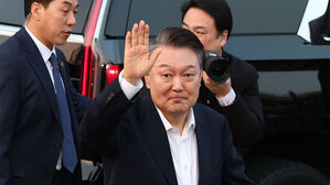 서울구치소에서 석방된 윤석열 대통령이 8일 서울 한남동 관저 앞에 도착, 차량에서 내려 지지자들을 향해 인사하고 있다.