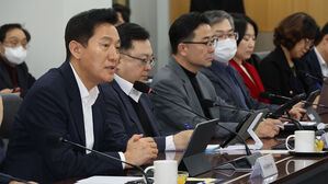 오세훈 서울시장이 지난달 13일 서울시 청사에서 투자ㆍ출연기관 규제철폐 보고회를 하고 있다.