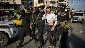 시리아 라타키아에서 과도정부군과 아사드 전 대통령 지지자가 충돌하고 있다. (사진=EPA, 연합뉴스)