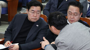 더불어민주당 박찬대 원내대표가 9일 서울 여의도 국회에서 열린 비상 의원총회에서 김용민 원내정책수석부대표와 대화하고 있다.