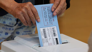 제22대 국회의원 선거를 7일 앞둔 지난해 4월 3일 오전 인천 부평구 근로복지공단 인천병원에서 입원 중인 유권자가 거소투표를 하고 있다.