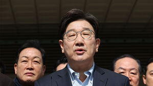 국민의힘 권성동 원내대표가 8일 서울 대검찰청 앞에서 열린 비상의원총회에서 발언하고 있다.