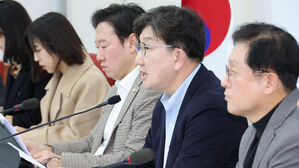 국민의힘 권성동 원내대표가 9일 서울 여의도 국회에서 윤석열 대통령 석방 등 현안 관련 기자간담회를 하고 있다.