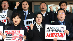 민주당 의원들, 대검 간부들과 1시간 면담&hellip;총장 사퇴요구