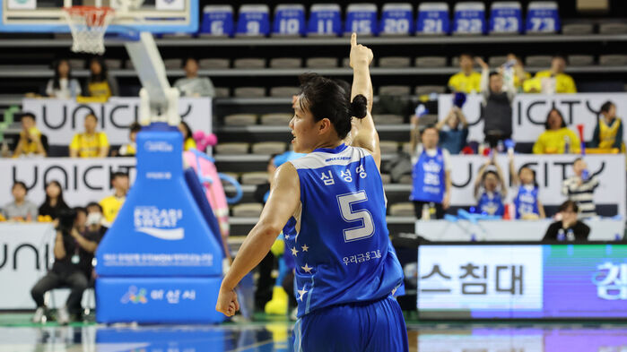 손 들어 보이는 심성영(사진=연합뉴스)