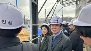 기자들에게 천안 대한민국축구종합센터 건설 현황을 설명하는 정몽규 축구협회장(사진=연합뉴스)