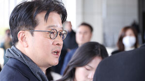 직무 복귀 중앙지검장 "어떤 사건이든 법과 원칙 따라 수사"