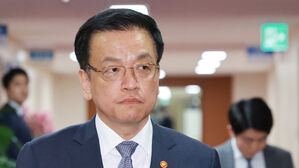 3월 11일 국무회의장 입장하는 최상목 대통령 권한대행(사진=연합뉴스)