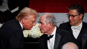 도널드 트럼프 미국 대통령과 스티븐 슈워츠먼 블랙스톤 회장(중앙)(사진=연합뉴스)