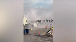 날개 위로 탈출&hellip;미 덴버 공항서 여객기 화재