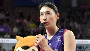기업은행전 종료 후 은퇴 행사에서 이야기하는 김연경(사진=한국배구연맹 제공, 연합뉴스)