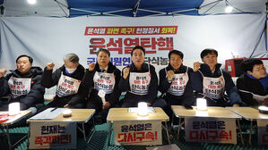 윤석열탄핵국회의원연대 소속 의원들이 11일 윤석열 대통령 파면을 촉구하며 서울 종로구 경복궁 서십자각 인근 농성장에서 단식 농성을 하고 있다.