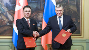 김정규 북한 외무성 부상(왼쪽)과 안드레이 루덴코 러시아 외무차관이 지난해 12월 4일 모스크바에서 '포괄적인 전략적 동반자관계에 관한 조약' 비준서를 교환하고 있다. (사진=주북 러시아 대사관 텔레그램 캡처, 연합뉴스)