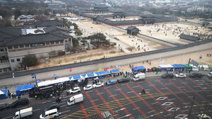 12일 서울 종로구 국립박물관 옆 도로변으로 윤석열 대통령의 탄핵을 촉구하는 더불어민주당, 조국혁신당, 양대노총 등의 천막 농성장이 늘어서 있다.