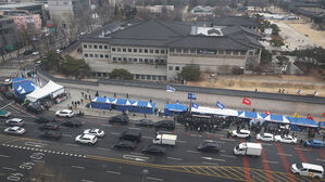 12일 서울 종로구 국립박물관 옆 도로변으로 윤석열 대통령의 탄핵을 촉구하는 더불어민주당, 조국혁신당, 양대노총 등의 천막 농성장이 늘어서 있다.