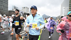 오세훈 서울시장이 16일 광화문광장에서 열린 2025 서울마라톤에서 참가자들과 함께 도심을 달리고 있다. (사진=서울시 제공, 연합뉴스)