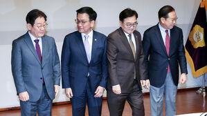 여야정 국정협의회 첫 회의가 2월 20일 오후 국회 사랑재에서 열려 참석자들이 기념사진을 찍은 뒤 자리로 이동하고 있다. 왼쪽부터 이재명 더불어민주당 대표, 최상목 대통령 권한대행 부총리 겸 기획재정부 장관, 권영세 국민의힘 비대위원장, 우원식 국회의장.