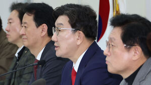 권성동 "윤 탄핵심판, 헌재 결과에 승복할 것&hellip;당 공식입장"