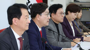 권성동 "헌재의 윤 탄핵심판 결과에 승복할 것&hellip;당 공식 입장"