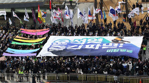 비상행동 시국선언 집회, 대통령 파면 촉구 현수막(사진=연합뉴스)