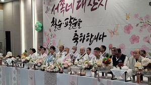 "평생 처음"&hellip;웃음과 눈물 가득했던 쪽방촌 생신 잔치