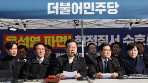 이재명 "현행범 최 대행 몸조심하라"&hellip;방탄복 입고 광화문 최고위