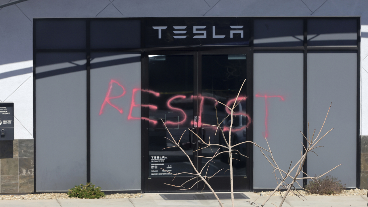 18일(현지시간) 미국 라스베이거스 테슬라 전시장에 쓰여진 'RESIST'(사진=AP, 연합뉴스)