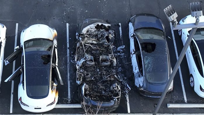 18일(현지시간) 라스베이거스 테슬라 서비스 센터에서 발생한 차량 화재(사진=AP, 연합뉴스)