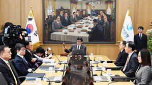 의사봉 두드리는 이창용 한국은행 총재(사진=사진공동취재단, 연합뉴스)