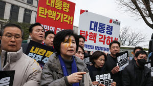민주당 의원들 헌재 앞 회견 중 '계란 봉변'&hellip;"민주주의에 안 될 일"