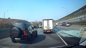 고속도로서 갓길 충돌 후 튕겨 나온 화물차에 '꽝'&hellip;2명 중경상