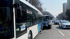 부천서 정차한 시내버스에 화물차 추돌&hellip;승객 7명 부상