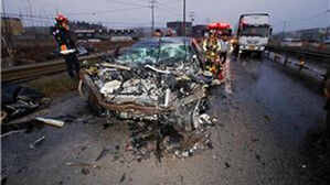 평택서 화물차 들이받은 승용차에 불&hellip;60대 운전자 숨져